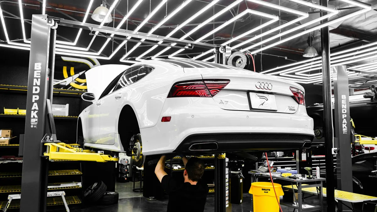 Service auto Service Merkay — echipă și spațiu de lucru în Arad